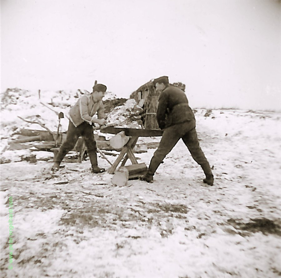 Beim Holzsägen in Russland, m. Granatwerfer-Stellung 1943