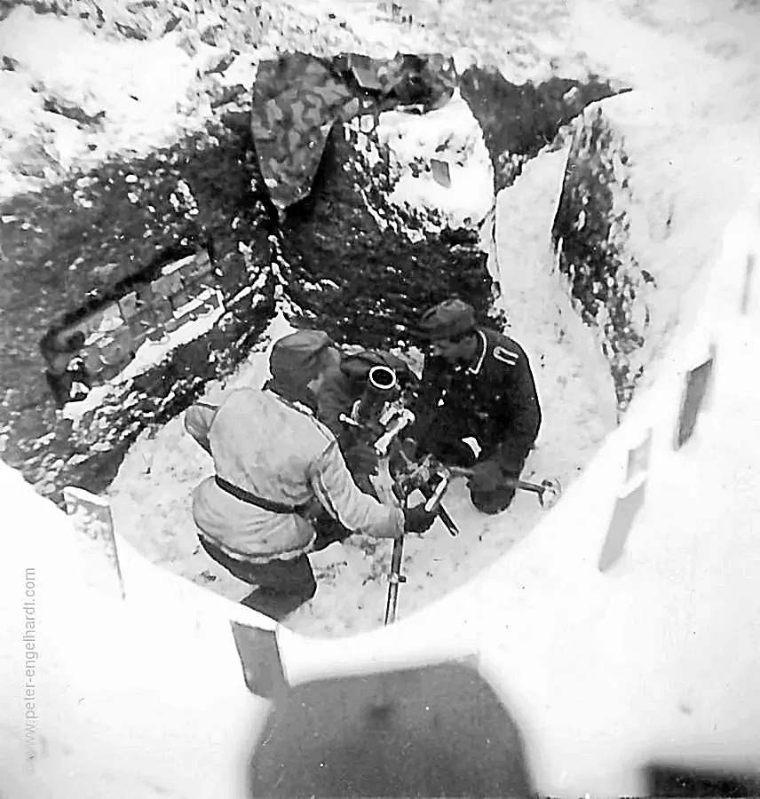 Blick von oben auf eine mGrW Stellung mit zwei Soldaten Dezember 1943 oder Januar 1944.