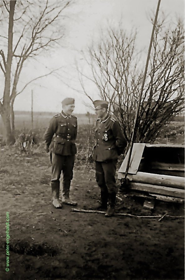Gruber mit seinem Kameraden Peter, April 1943