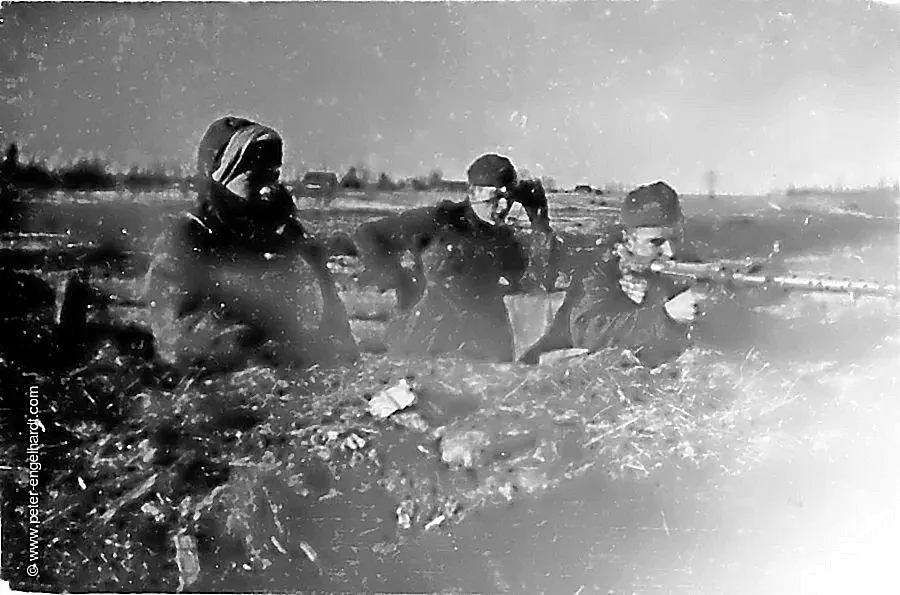Im Stützpunkt "Remscheid" beobachtet Soldat Gruber im März 1943 das Übungsschießen mit dem MG 34.