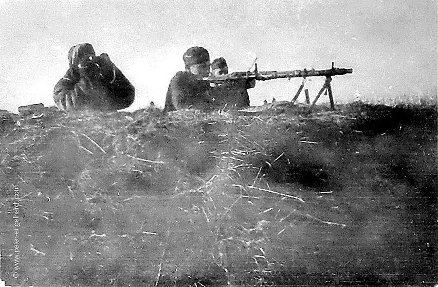 Beim Übungsschießen im Stützpunkt "Remscheid" schießt Gruber im März 1943 nun selbst mit dem MG 34.