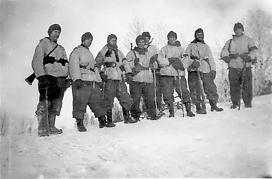 Ein Schollhas und ein Schuhmacher sind Soldaten oder Offiziere dieses Spähtrupps im Jahr 1943.