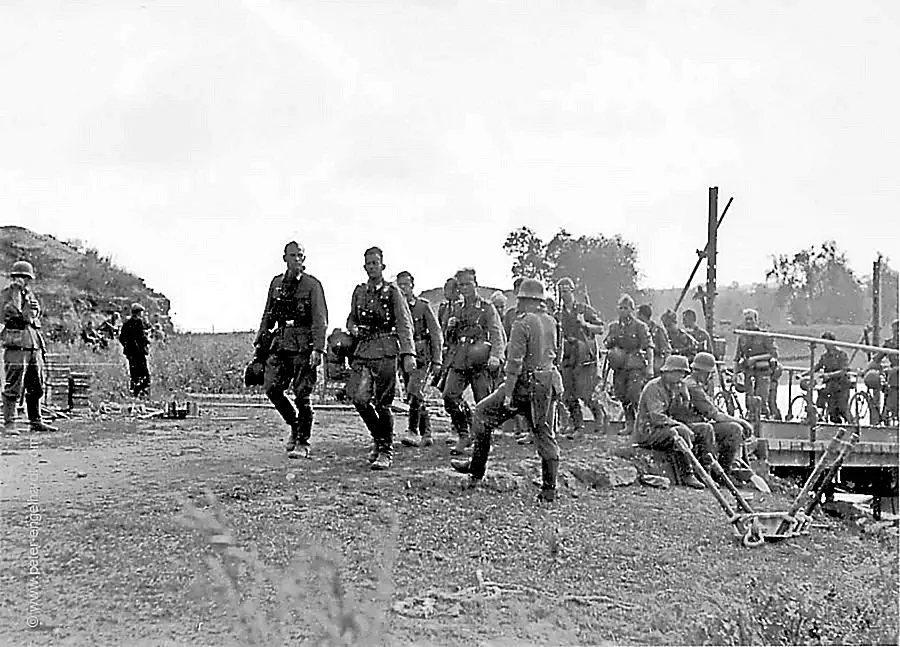 Battalionsstab beim Übergang über einen Nebenfluß der Luga, undatiert wohl 1942 oder 1943.