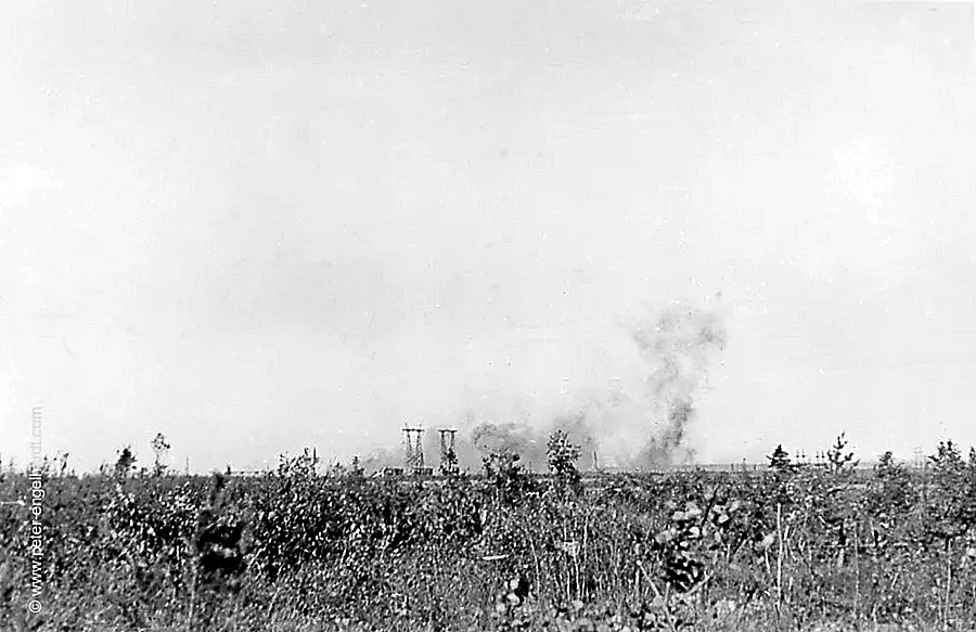 Feuerschlag auf russisches Transformatorenwerk vor Leningrad, undatiert wohl 1942.