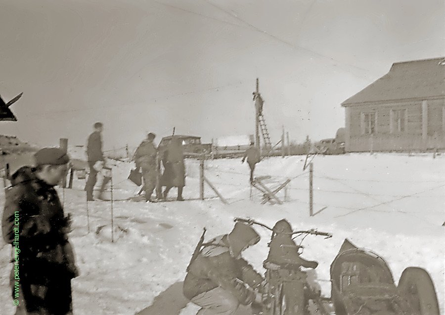 Posten und Offiziere beim Regiment, Baltikum im Febr. 1944