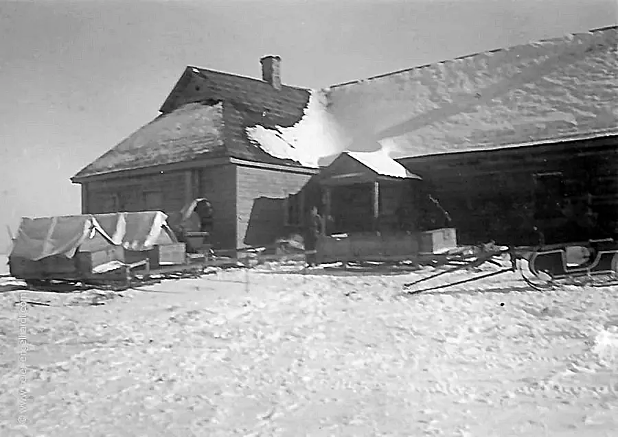 Ein Holzhaus dient als Regimentsgefechtsstand Fu der Rest des Wortes ist unleserlich.