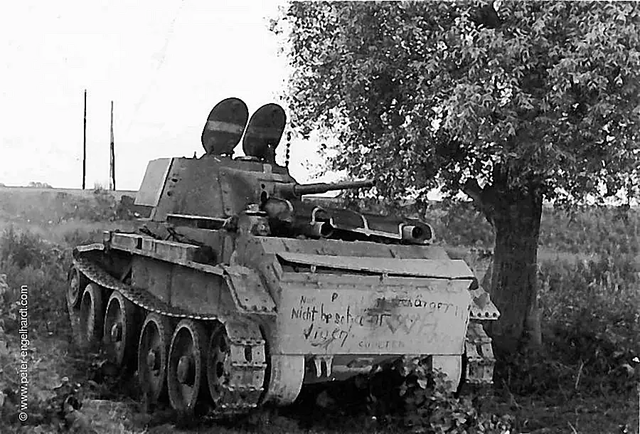 Ein verlassener russischer BT-7 Panzer mit geöffneten Luken und Graffitis deutscher Soldaten, undatiert wohl 1942.
