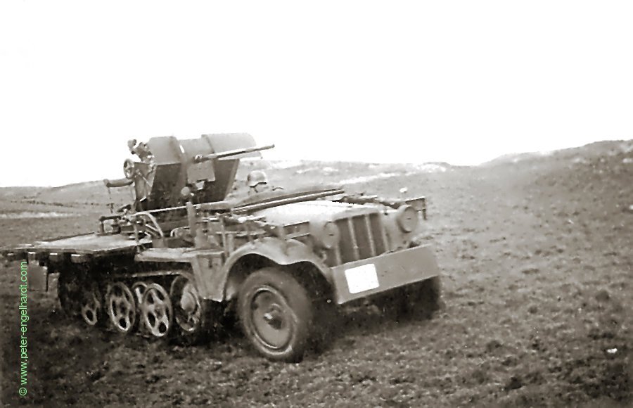 Sd.Kfz. 10 mit 2cm FLAK-Geschütz