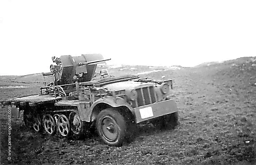 Sonder Kraftfahrzeug 10 mit 2cm FLAK Geschütz fährt in einer Bodenwelle.