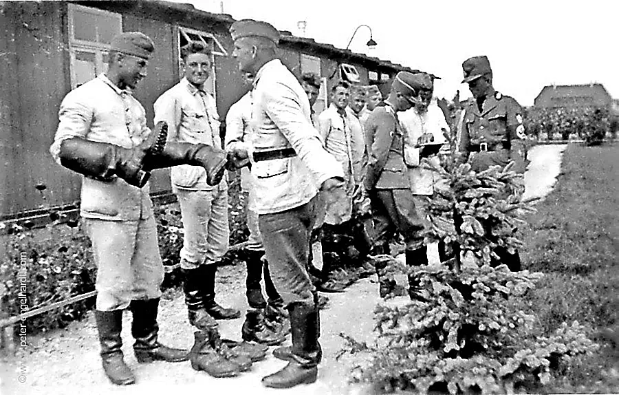 Wehrmachtsrekruten im Drillich mit Angehörigen einer NS-Parteiorganisation, undatiert 1941.