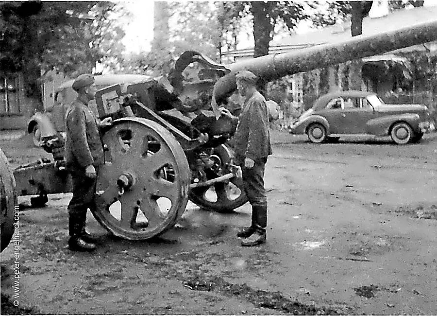 Ein gesprengtes französisches Geschütz in Frankreich, undatiert 1941.