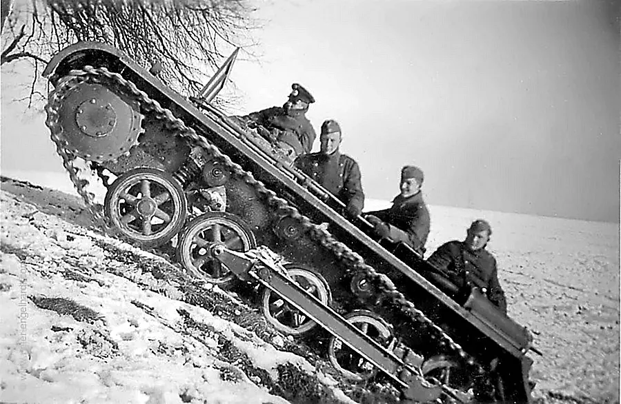 Fahrwerk des Sonder Kraftfahrzeug 101 A von der Truppe zu einem Transport oder Zugfahrzeug umgebaut, undatiert 1941 - 1944.