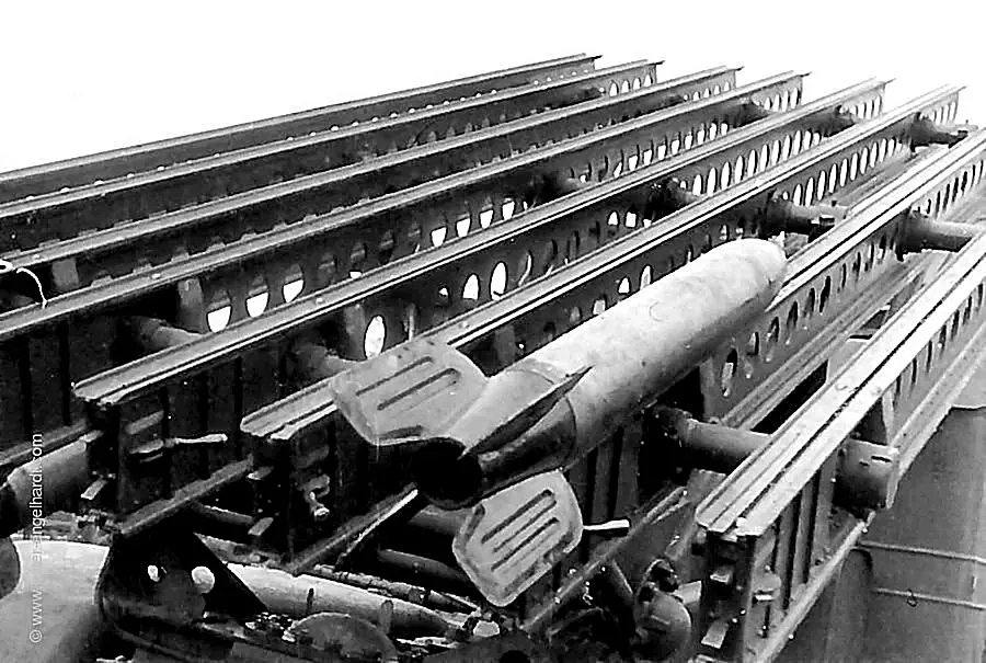 Rakete des Typs BM 13 auf dem Gestell eines sowjetischen Raketenwerfers Katjuscha, undatiert wohl 1942 oder 1943.