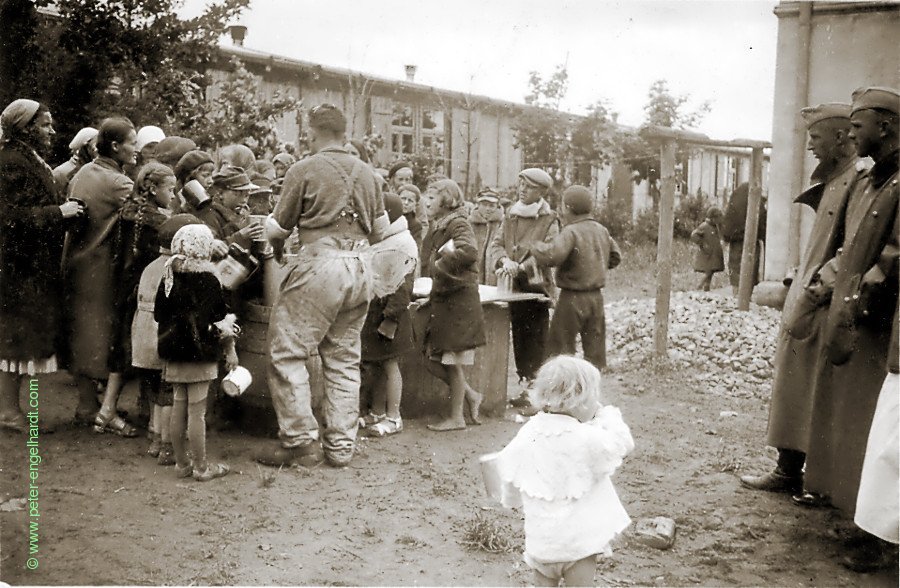 Soldaten mit Zivilisten an der Ostfront