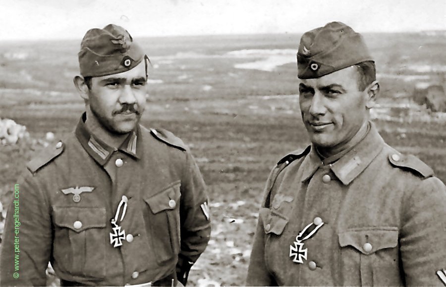 Zwei mit dem EK II dekorierte Soldaten an der Ostfront