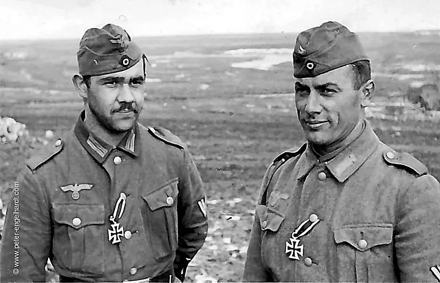 Zwei mit dem EK II dekorierte Soldaten der Heeresgruppe Nord, undatiert wohl 1943 oder 1944.