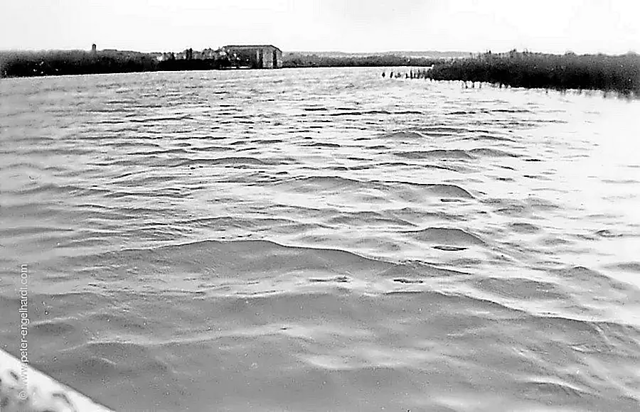 Ortschaft mit Hangar an einem See im Baltikum, undatiert wohl 1942.