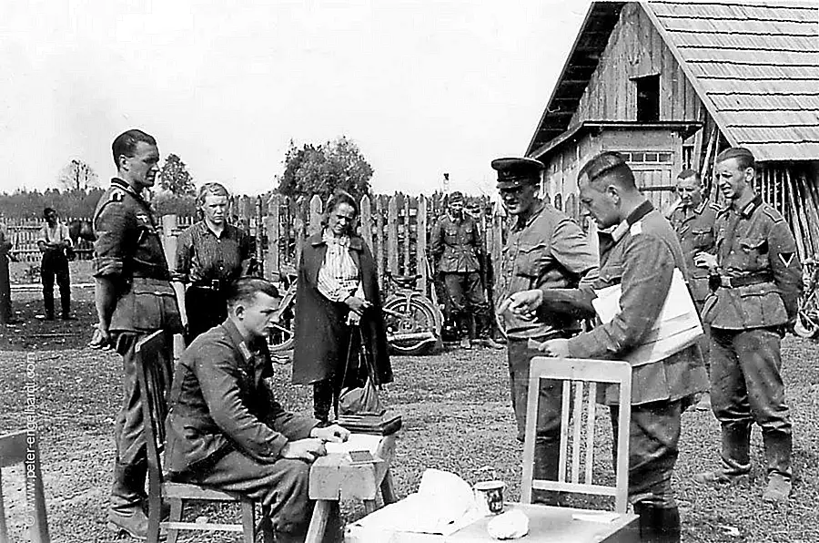 Offiziere hantieren beim Verhör von zwei "Flintenweibern" mit Papieren, undatiert wohl 1942 oder 1943.
